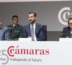 Don Felipe junto al presidente de la Comunidad de Madrid y el presidente del Consejo Superior de Cámaras de Comercio